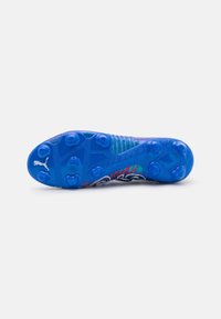 Scarpa da calcio con suola testurizzata blu, dotata di tacchetti per la presa, caratterizzata da una tomaia multicolore vivace e elementi di branding.