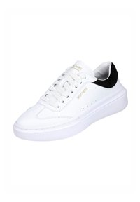 Zapatilla blanca con parte superior de cuero liso, puntera redonda y cuello acolchado. Presenta acentos de ante negro y un logotipo prominente en dorado.