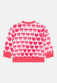Felpa rosa con motivo a cuore, con accenti rossi e colletto e polsini a coste. Realizzata in morbido tessuto di cotone.