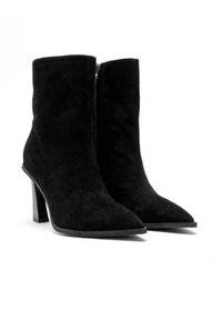 Stivaletti neri in suede alla caviglia con punta appuntita e tacco a blocco alto. Presentano una zip laterale per un facile indossamento e una finitura liscia e piacevole al tatto.