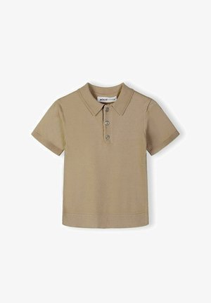 Beżowa koszulka polo z krótkim rękawem, z trzema guzikami oraz ściągaczami na mankietach i dole, rozłożona na płasko na białym tle.