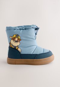 Hellblauer gepolsterter Stiefel mit Gummisohle, der einen dunkelblauen Akzent und eine Cartoon-Hundgrafik an der Seite aufweist. Verstellbarer obere Teil für Komfort.