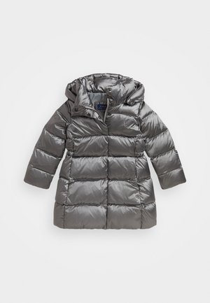 Casaco puffer cinza com um acabamento brilhante, capuz e fechos de botão. Apresenta um design acolchoado e mangas longas, adequado para climas frios.