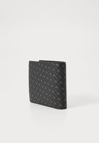 Svart lommebok med et teksturert diamantmønster, laget av syntetisk materiale; bi-fold design, glatte kanter og minimalistisk utseende.
