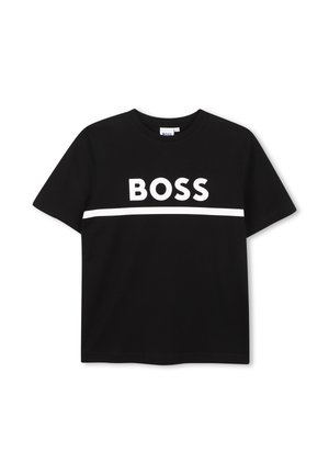 T-shirt noir à manches courtes avec encolure ronde, avec le texte blanc "BOSS" et une ligne blanche horizontale traversant la poitrine.