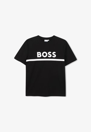T-shirt noir à manches courtes avec encolure ronde, avec le texte blanc "BOSS" et une ligne blanche horizontale traversant la poitrine.