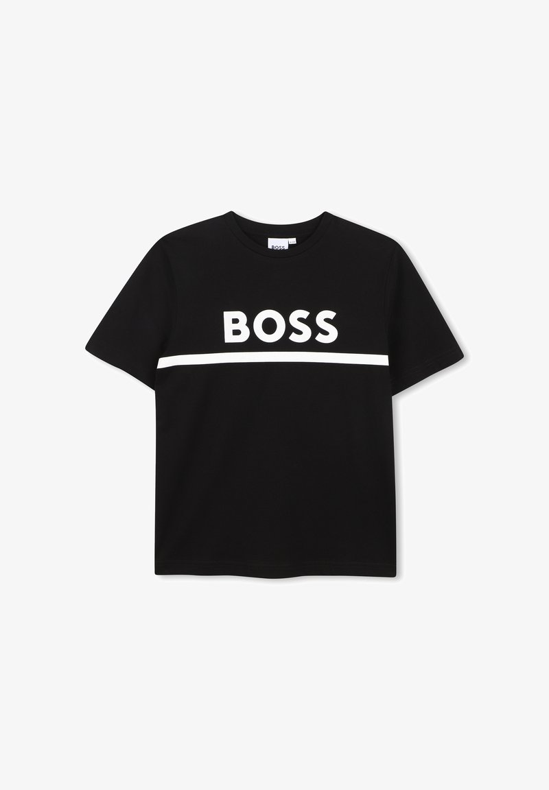 T-shirt noir à manches courtes avec encolure ronde, avec le texte blanc "BOSS" et une ligne blanche horizontale traversant la poitrine.