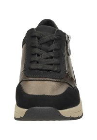 Zwarte en metallic grijze sneaker met een gestructureerde afwerking, voorzien van veters en een zijrits, ondersteund door een beige rubberen zool.