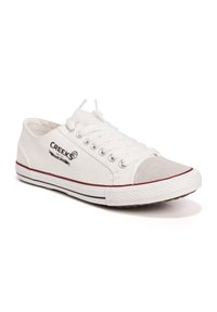 Sneakers bianchi in tela con punta grigia, dotati di lacci bianchi e suola in gomma con strisce rosse. Logo "Creek" stampato sul lato.