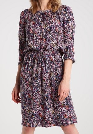 Blumenkleid mit dreiviertel Ärmeln, gerafftem Ausschnitt und elastischer Taille, auf dunkelblauem Hintergrund mit mehrfarbigen kleinen Blumenmustern.