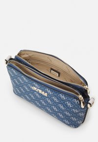 Blauwe ritstas met een gestructureerd oppervlak en meerdere compartimenten, voorzien van hardware in goudkleur en een binnenlabel. De silhouet is rechthoekig.