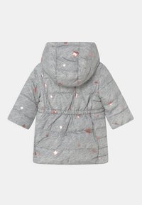 Šedý polstrovaný kabát s kapucí, zdobený hvězdným vzorem v metalické růžové zlaté. Elastický pas, dlouhé rukávy a prošívaná textura.