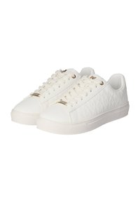 Witte sneakers met een gestructureerde bovenkant, voorzien van goudkleurige hardware op de veters en een platte rubberen zool. Eenvoudig en strak design.