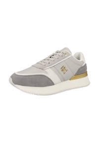 Sneaker grigi con una combinazione di pelle liscia e suede, con accenti bianchi e dorati, punta tonda e design con lacci frontali.