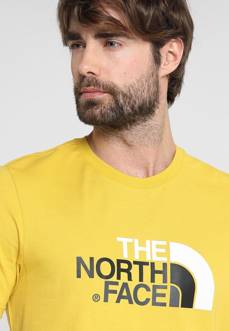 MEN’S EASY TEE T shirt med print marigold yellow MEN’S EASY TEE T shirt med print marigold yellow
