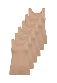 Sæt af seks beige tanktops, lavet af blødt bomuldsblandingsmateriale, med en rund udskæring og et glat, tætsiddende design.