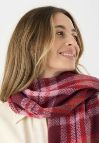 Zachte wollen sjaal met een ruitpatroon in tinten bordeaux, roze en groen, met franjes langs de randen.