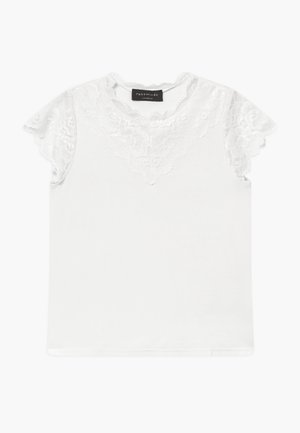 Hvid kortærmet top med blomsterblonde-detaljer på ærmer og øvre bryst, rund halsudskæring med bølget blondekant.