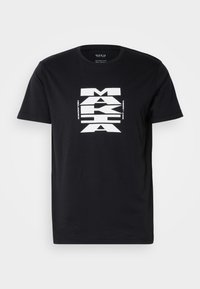 Svart bomulls T-skjorte med et dristig hvitt grafisk design med teksten "MAKIA" i en stilisert, stablet skrifttype på forsiden. Korte ermer.