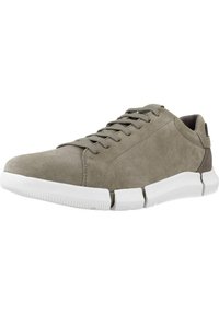 Hellgraue Wildledersneaker mit einer weißen Gummisohle, die eine glatte Textur, eine runde Zehenpartie und flache Schnürsenkel für einen sicheren Sitz bieten.