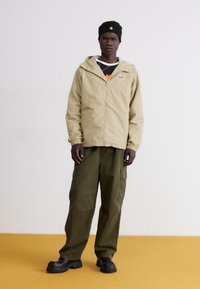 HUF UNISEX - Soft shell striukė - putty