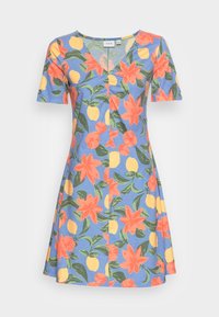 Vestido de manga corta con fondo azul y vibrantes flores naranjas y limones amarillos, hecho de una tela suave con un corte relajado.