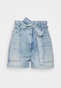 Světle modré denimové šortky s páskem a vysokým pasem, s bočními kapsami a mírně opotřebovanou strukturou.