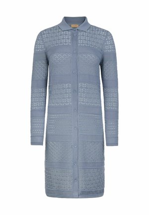 Lyseblå strikket cardigan-kjole med knaplukning, der har en række teksturerede mønstre og en spidse krave. Lange ærmer.