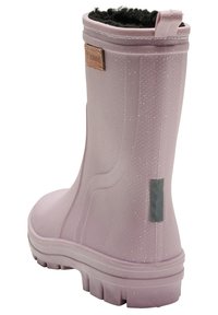 Botte en caoutchouc violette avec une finition texturée, dotée d'un revers en fourrure, d'un logo de marque et d'un détail sur le talon en motif. Paillettes sur la surface.