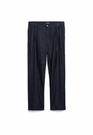 Donkere denim broek met een ontspannen pasvorm, voorzien van plooi aan de voorkant, een knoopsluiting en een subtiel merkembleem op de tailleband.