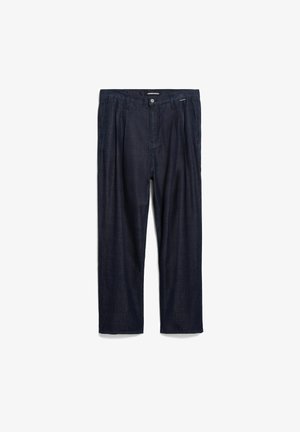 Donkere denim broek met een ontspannen pasvorm, voorzien van plooi aan de voorkant, een knoopsluiting en een subtiel merkembleem op de tailleband.