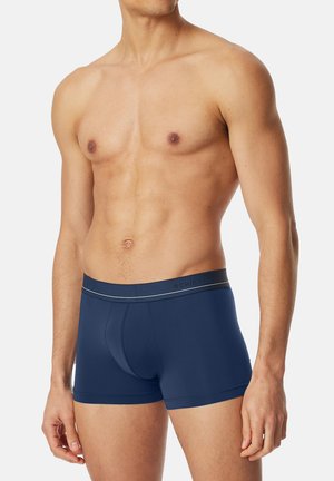 Boxers bleu marine en tissu doux, dotés d'une taille lisse avec le nom de la marque et d'un subtil détail de rayure contrastante.