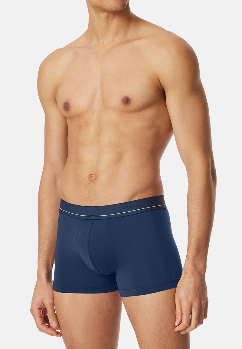 Boxer in blu navy realizzati in tessuto morbido, dotati di una fascia elastica liscia con il nome del marchio e un sottile dettaglio a striscia in contrasto.