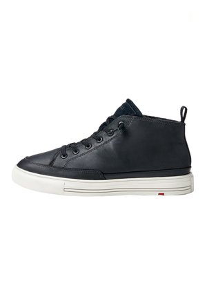 Czarny skórzany sneaker typu mid-top z czarnymi sznurówkami i białą gumową podeszwą z poziomymi czarnymi paskami i małym czerwonym detalem.
