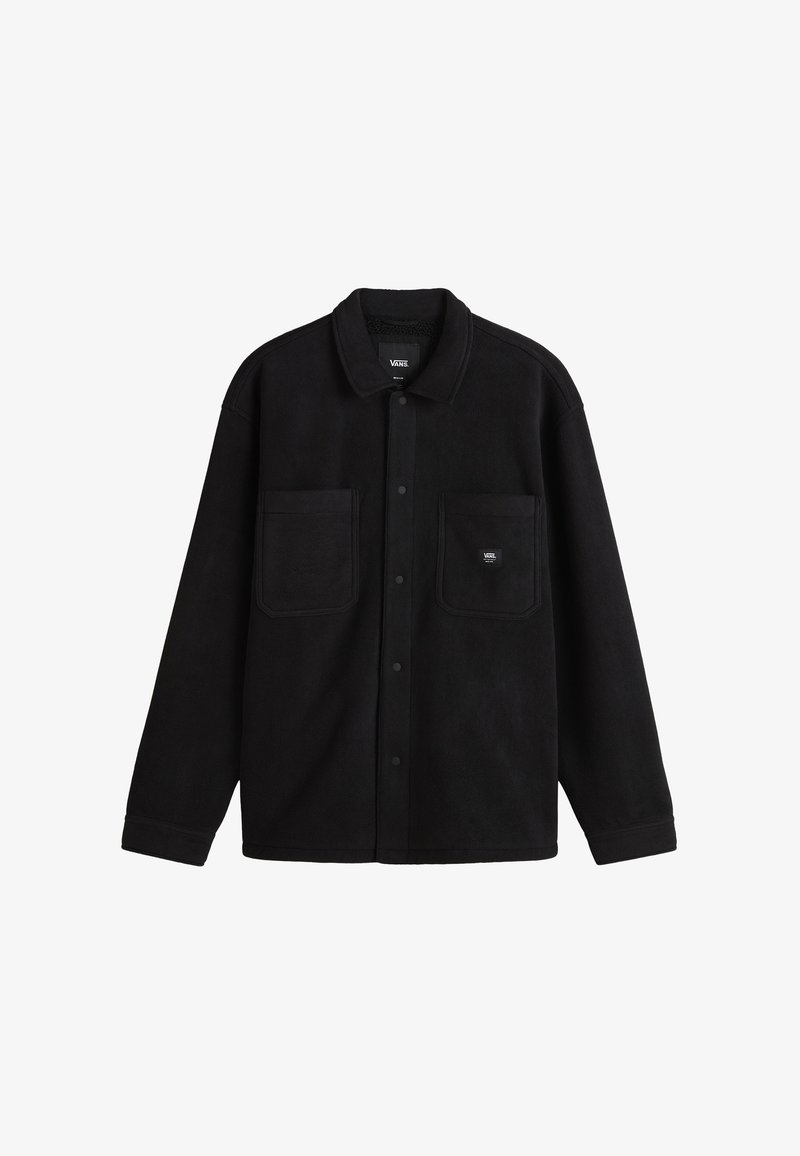 Zwarte fleecejacket met een kraaghals, drukknopen aan de voorkant, twee borstzakken en een klein merklabel op de linkerzak.