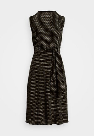 Vestido negro con diseño sin mangas, que presenta una textura estampada de pequeños puntos dorados, una cintura ajustada y un detalle de lazo.