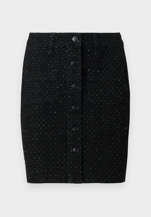 Černá džínová sukně s texturovaným vzorem, pěti předními knoflíky, dvěma našitými kapsami a přiléhavým střihem.