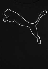 T-shirt preta com um destacado contorno branco de um logo de puma a saltar, centralizado no peito, feita de um material suave e ajustado.