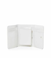 Portafoglio bianco in pelle con molteplici scomparti per carte, una tasca con zip e un compartimento centrale. Texture liscia e dettagli di design minimalisti.