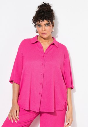 Fuchsia knoopshirt met een kraag, korte mouwen en een gestructureerde stof. Opvallende zijsplitten verbeteren de ademend vermogen en het comfort.