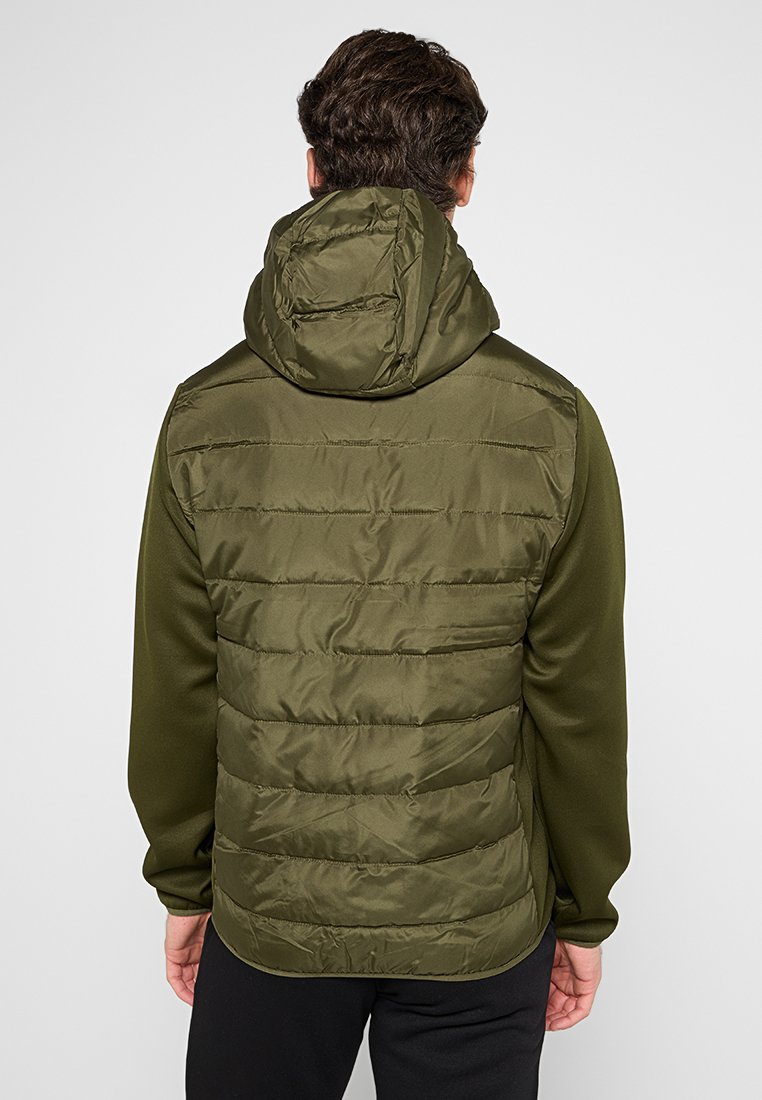 Oliwkowa kurtka puchowa z kapturem, z pikowanym wykończeniem na górze i gładkim materiałem na rękawach oraz bokach.