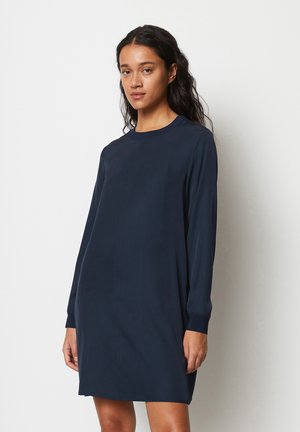 Marineblaues, langärmliges Kleid aus glattem Stoff; Rundhalsausschnitt; hat einen geraden Schnitt mit minimalen Details.