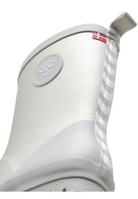 Grijze rubberen laars met een gladde matte afwerking, een rond logo en een accent van de Deense vlag; beschikt over een textuur met grip en een gestreept patroon.