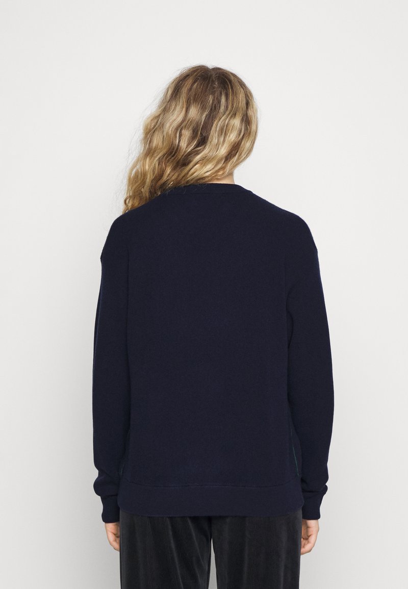 Maglione a girocollo blu navy con maniche lunghe, polsini e orlo a coste. Realizzato in un materiale morbido, presenta un design semplice senza motivi.