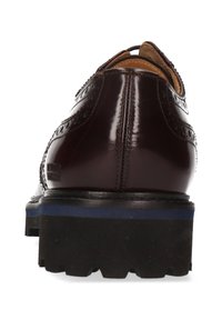 Brązowy but brogue z wypolerowanym skórzanym wierzchem, dekoracyjnymi perforacjami i gumową podeszwą z niebieskimi akcentami. Widok z tyłu ukazuje szczegółowe przeszycia.