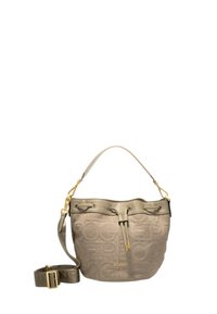 Bucket Bag aus hell taupefarbenem Leder mit geprägt Logo-Design. Mit Kordelzugverschluss und goldfarbener Hardware. Verstellbarer Schultergurt inklusive.