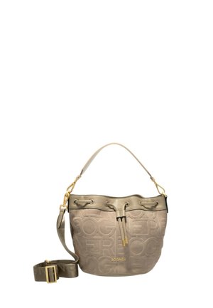 Emmer tas in licht taupe leer met reliëflogo ontwerp. Voorzien van een trekkoordsluiting en goudkleurige hardware. Verstelbare strap inbegrepen.