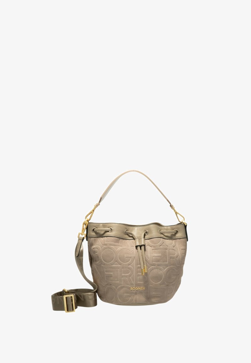 Bucket Bag aus hell taupefarbenem Leder mit geprägt Logo-Design. Mit Kordelzugverschluss und goldfarbener Hardware. Verstellbarer Schultergurt inklusive.