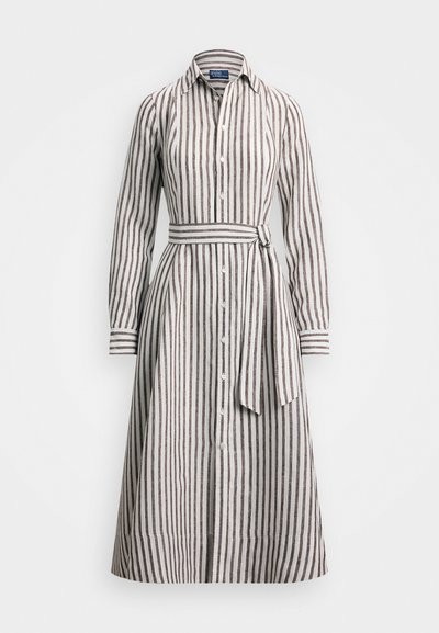 Vestido de camisa a rayas en blanco y marrón, con cuello, mangas largas y cinturón en la cintura; cuenta con cierre frontal de botones y acentos en los puños.