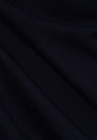 Dunkelmarineblau gestrickter Stoff mit glatter Textur, der leicht dehnbar ist und ein geripptes Muster auf der Oberfläche aufweist.